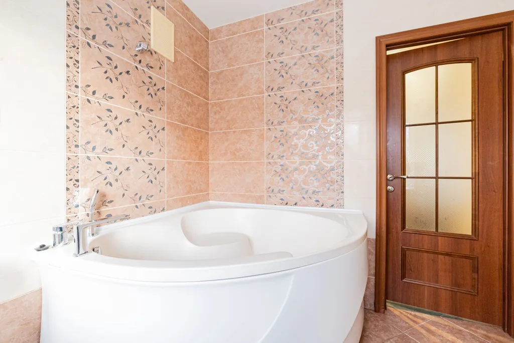 Двухкомнатная квартира с большой ванной у центра города