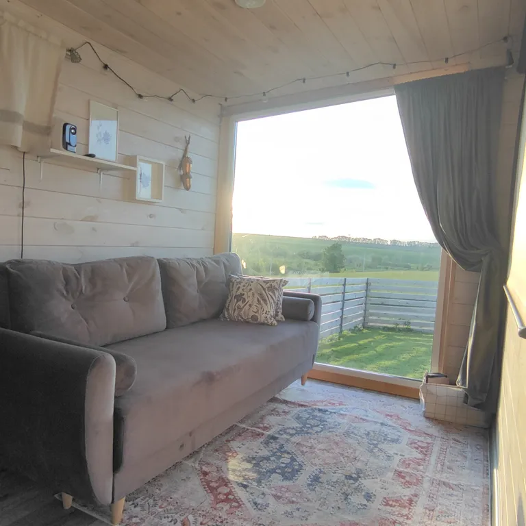 Уютный сканди домик с видом на озеро, баня, чан