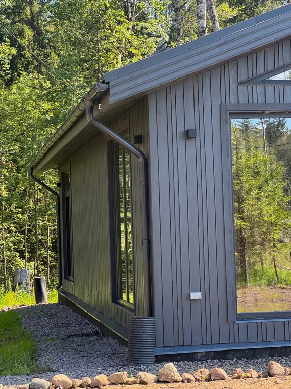 Уютный дом у озера, в 50 километрах от Петербурга, с мангалом, Wi-Fi