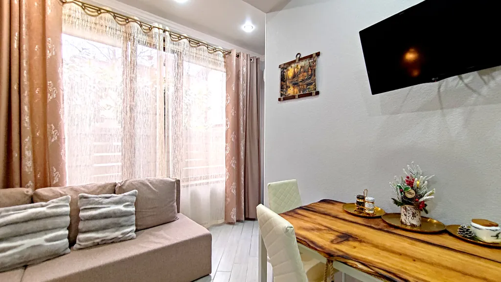 Идеально расположенный комфортный апартамент со спальней. Большие окна