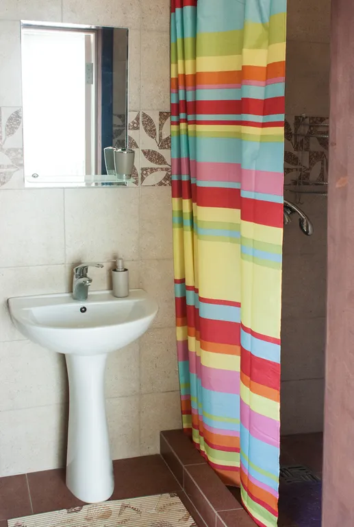 Номер кухонным уголком, просторной террасой и видом на море