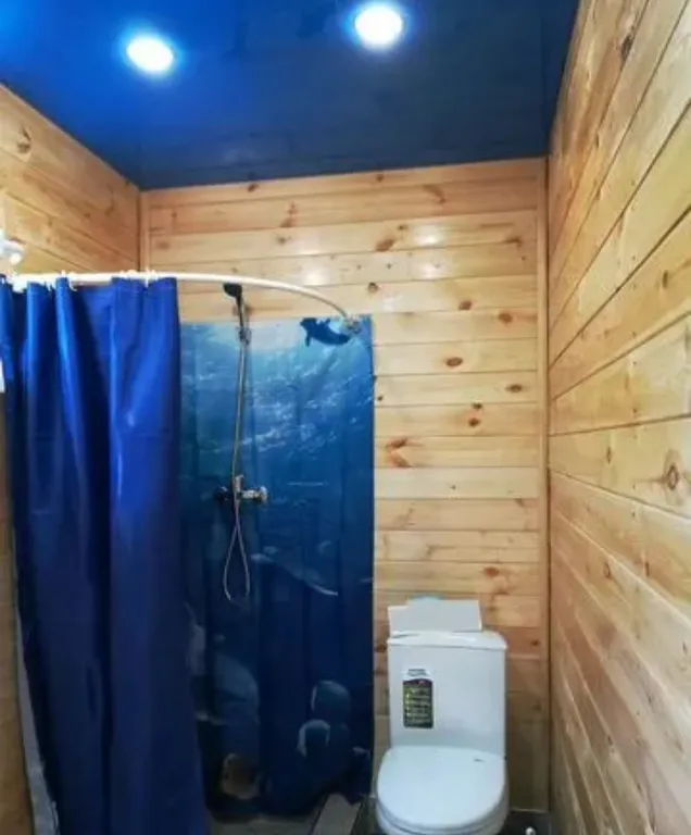 Деревянный домик у моря