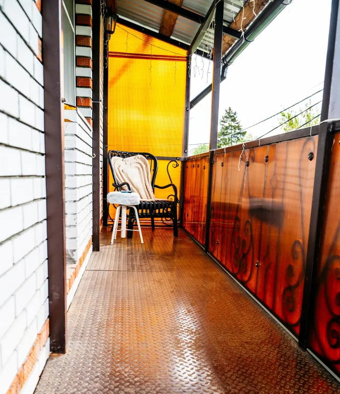 Часть дома с балконом