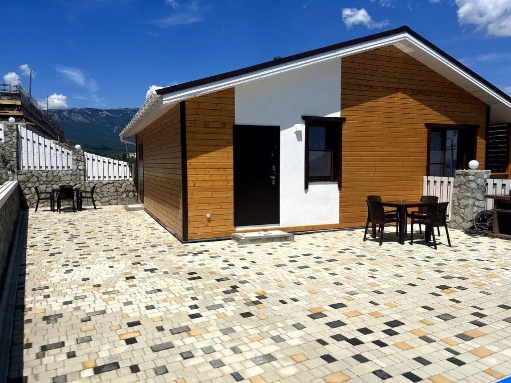 Дом с тремя апартаментами с видом на горы и море