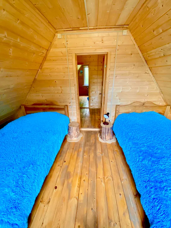 Деревянный дом на берегу реки с беседкой