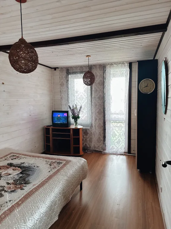 Двухэтажный дом на берегу реки Волга