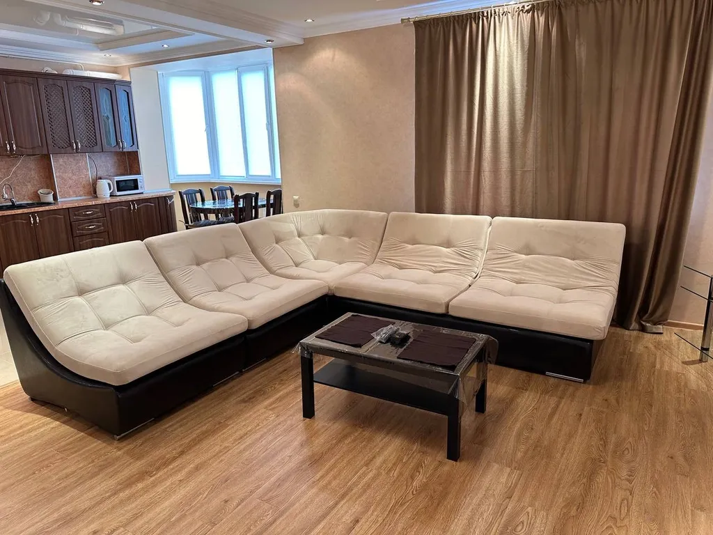 Просторная квартира с видом на горы недалеко от центра города