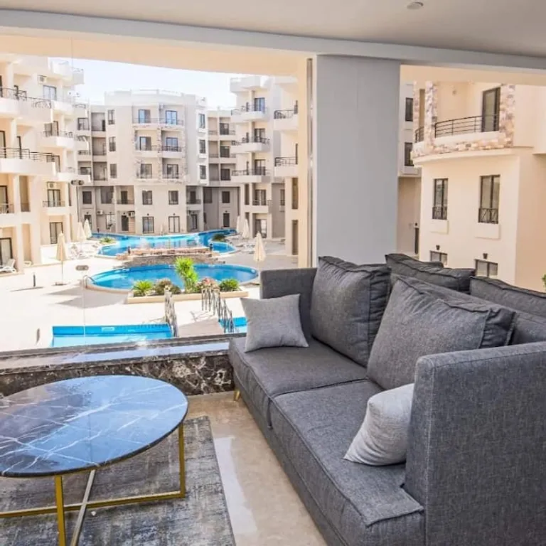 Большая студия у бассейна