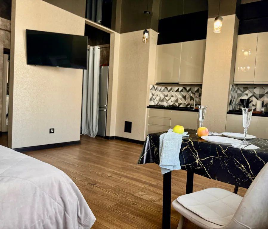 Студия с огромной парящей кроватью