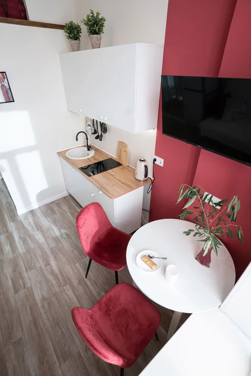 Яркая двухуровневая мини-студия