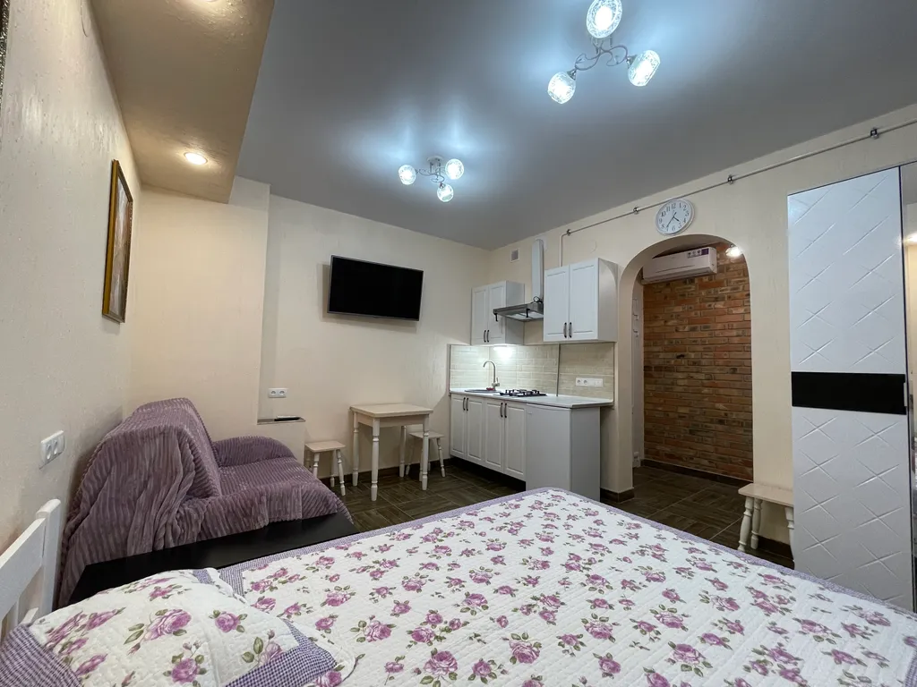 Квартира Комфортные апартаменты - студия, с кухней, на первом этаже — аренда посуточно в Феодосия