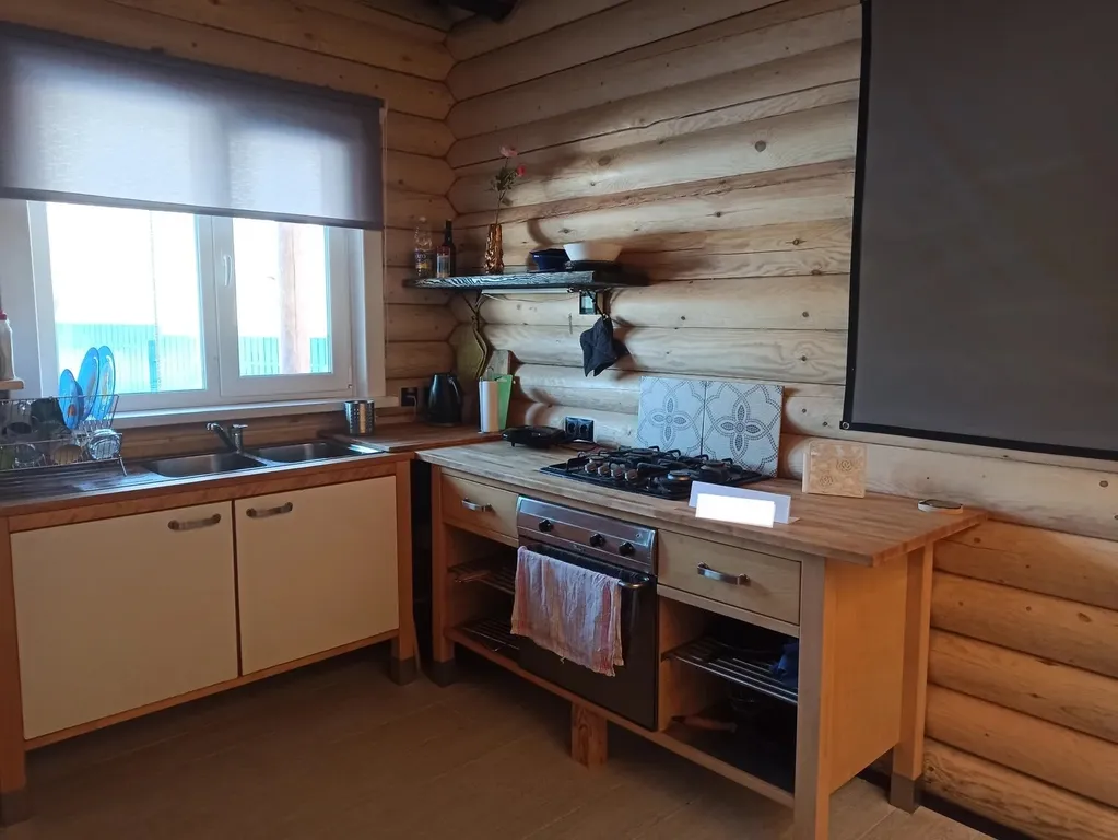 Уютный бревенчатый дом Life veranda на берегу пруда с баней на дровах