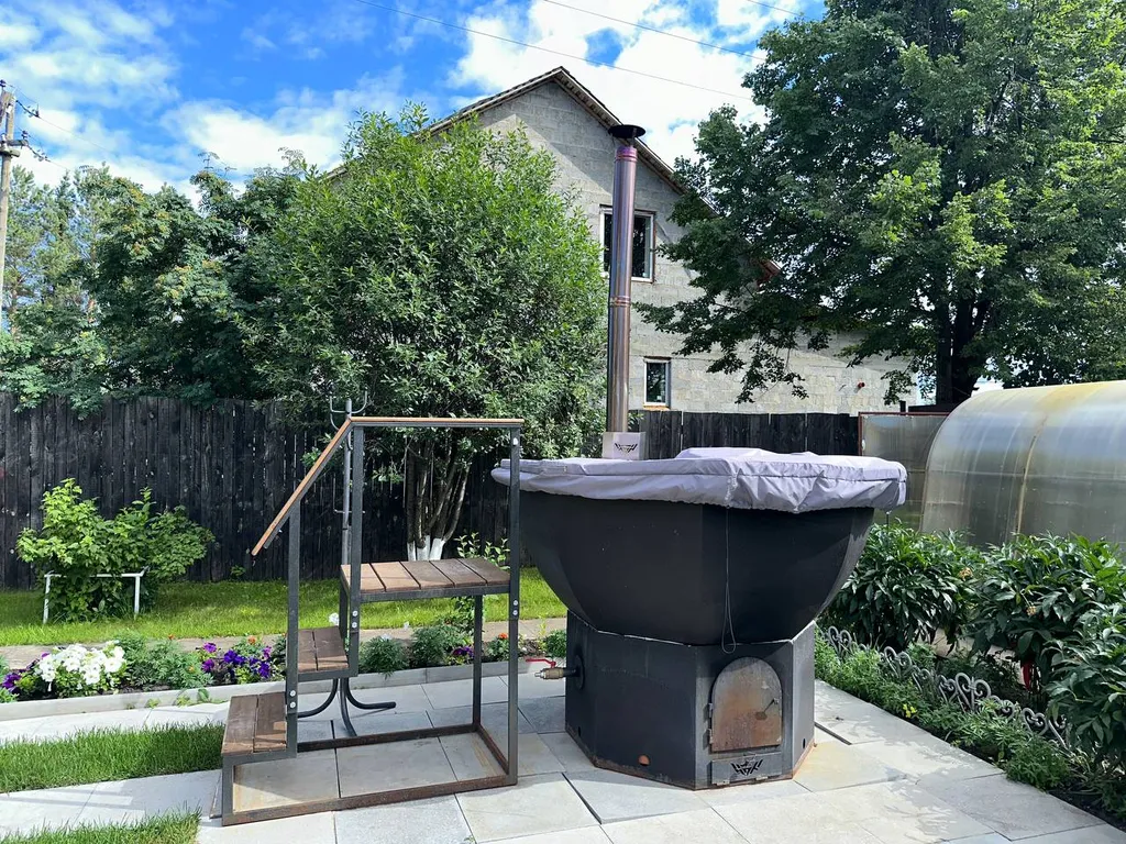 Уютный домик с бассейном в черте города