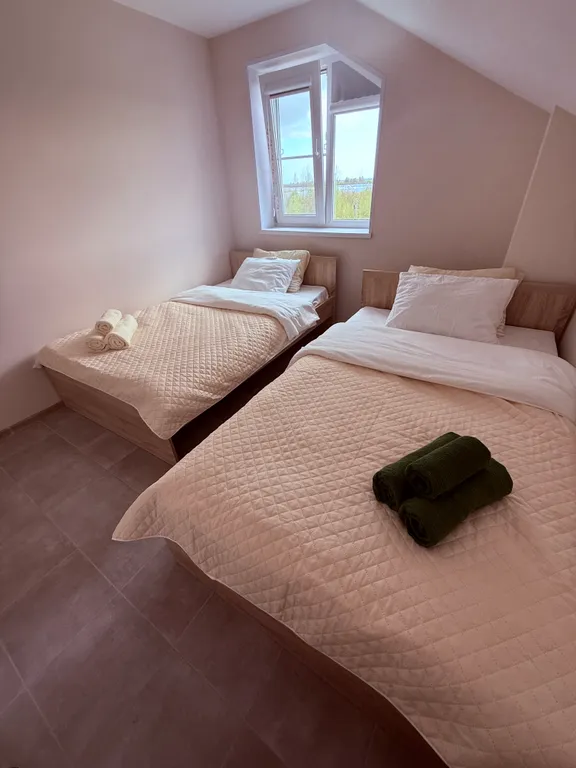 Уютный новый 3 этажный 10-комнатный гостeвoй дом с баней и прудом