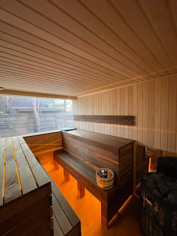 Дом с баней и банным чаном на краю соснового леса