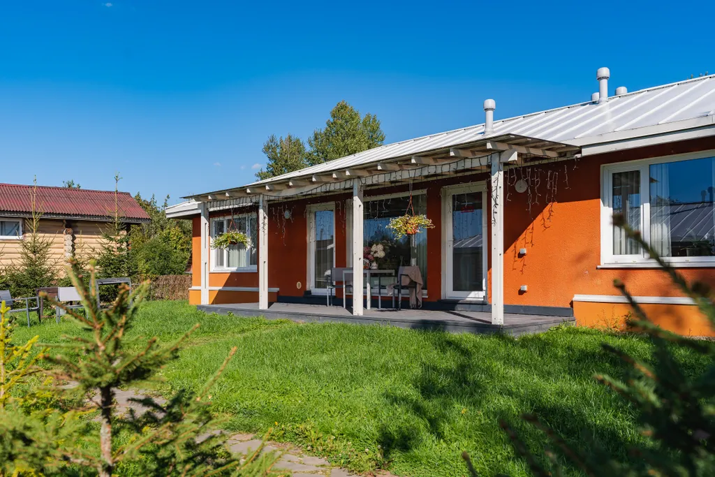 Коттедж Большая дача с 2 спальнями — Светлое