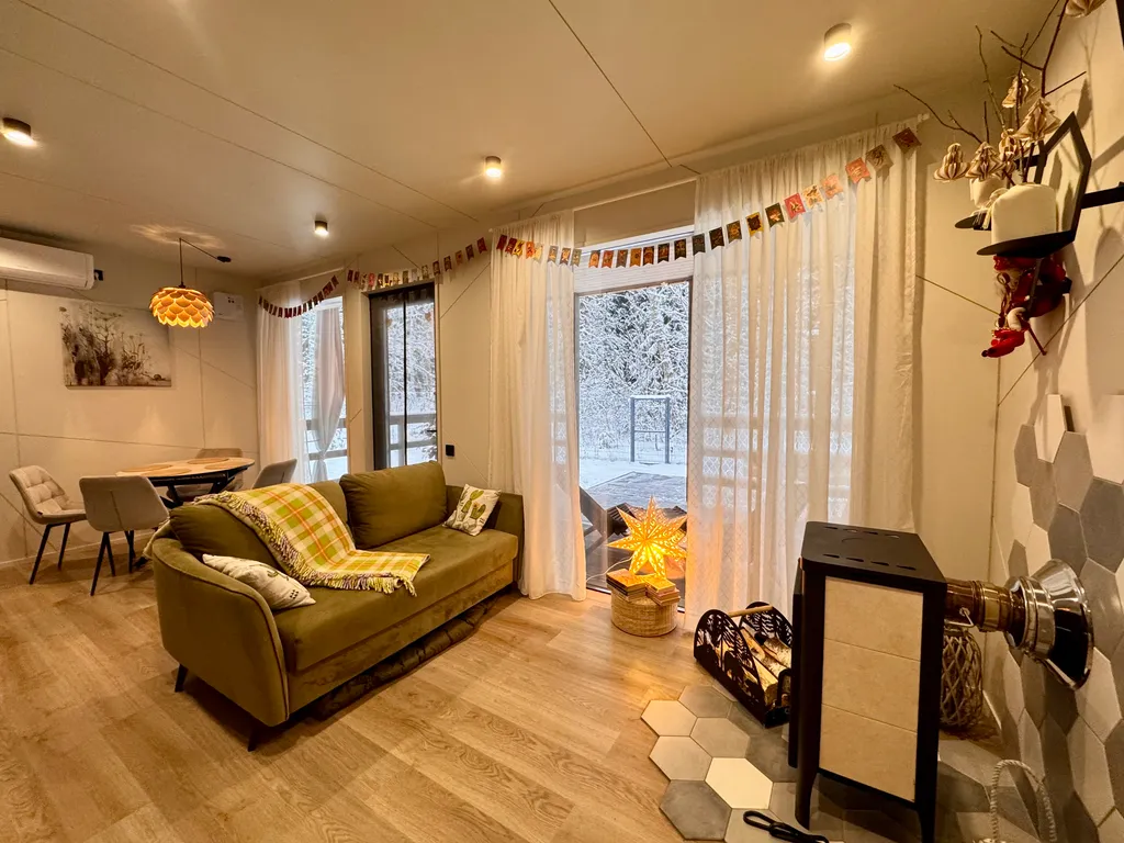 Загородный домик с камином и потрясающим видом на лес