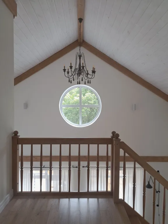 Белый дом на тихой улочке