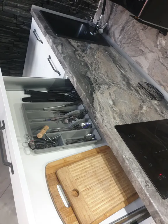 Дизайнерская современная студия в новом доме сердца центра города