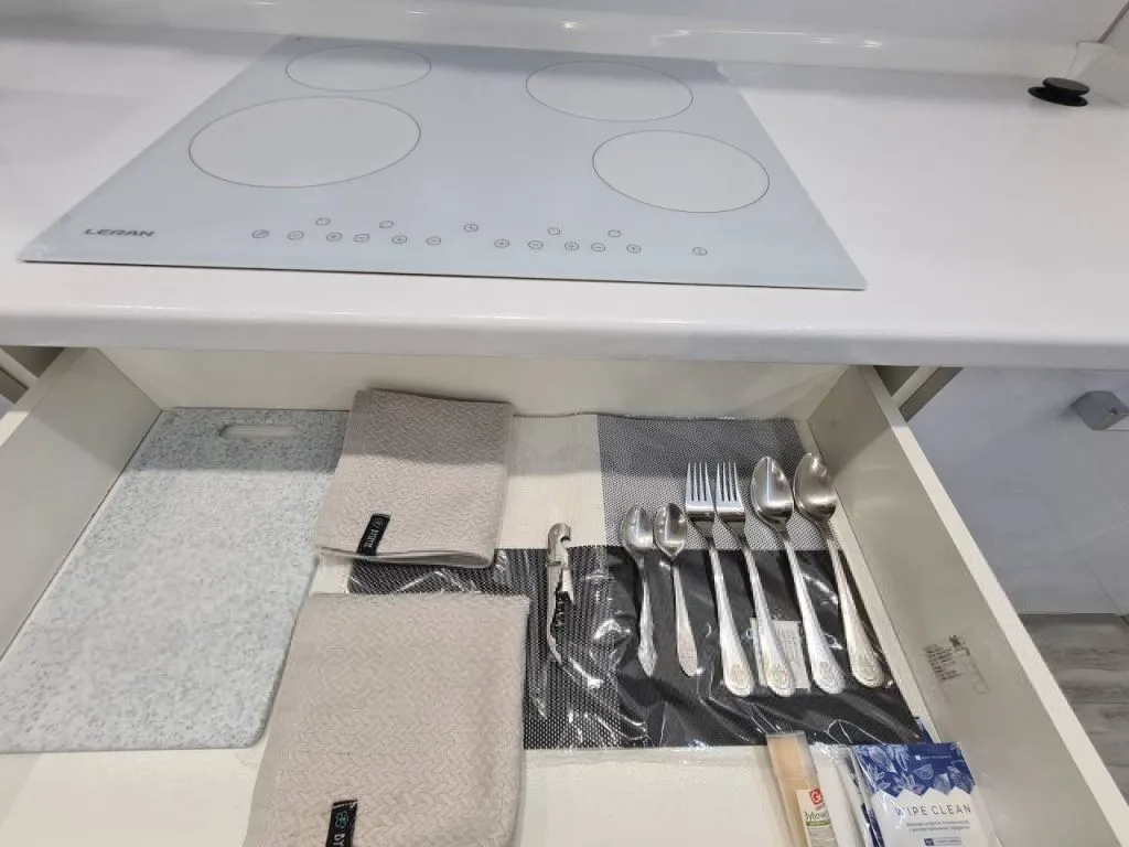 Красивая студия с видом на Золотой мост, город, море