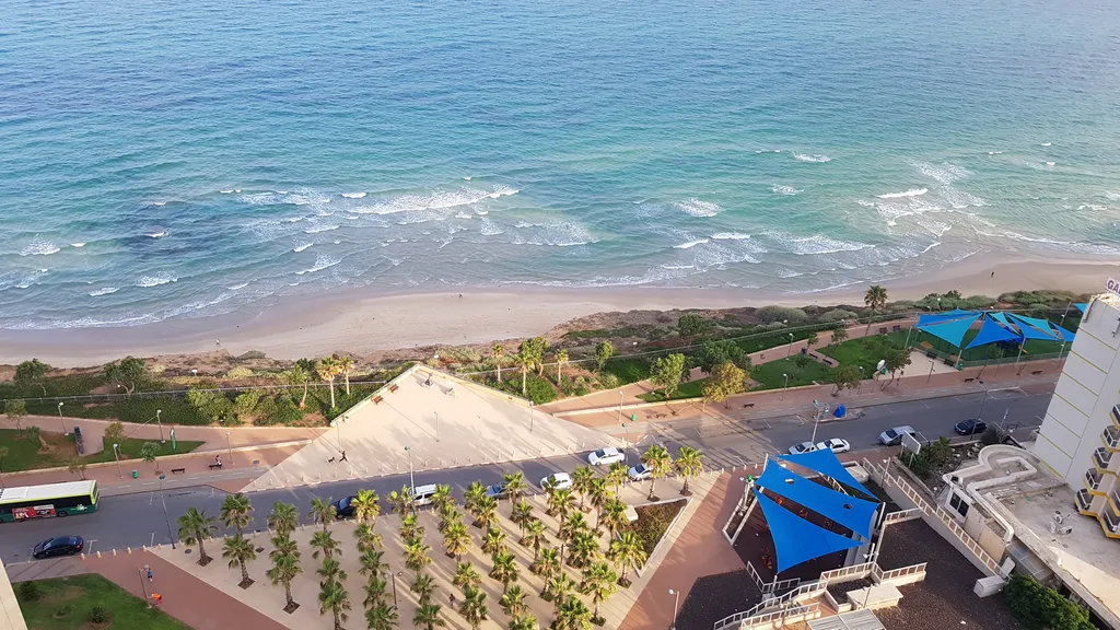 Четырехкомнатная квартира на берегу моря