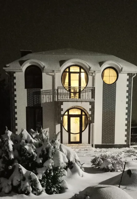 Стильный дом у реки с баней