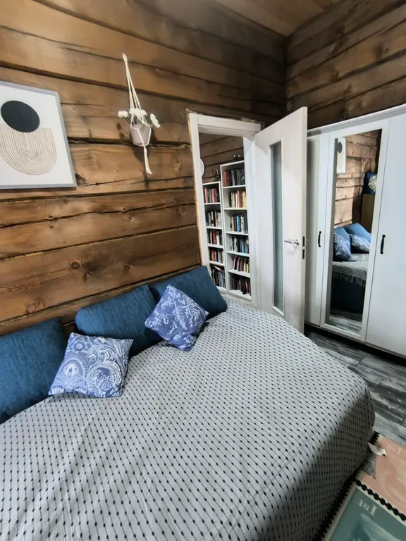 Атмосферный уютный экокоттедж из кедра с прудом