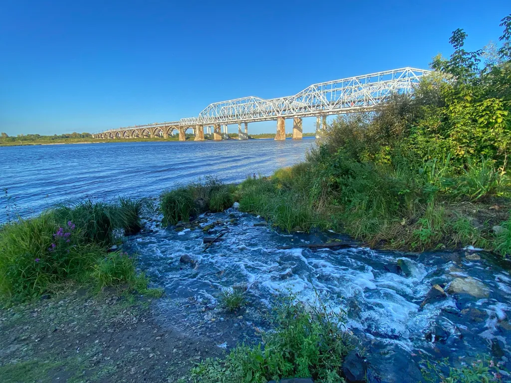 Яркая студия у озера