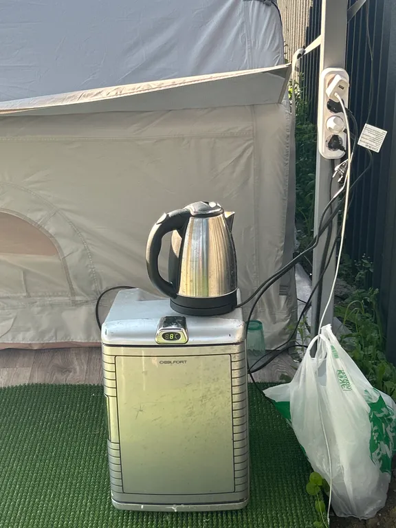 Уютная надувная палатка ждет вас на закрытой территории