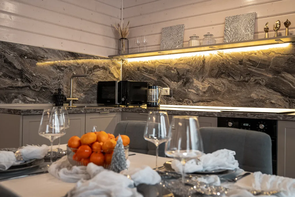 Новый стильный барнхаус с видом на лес