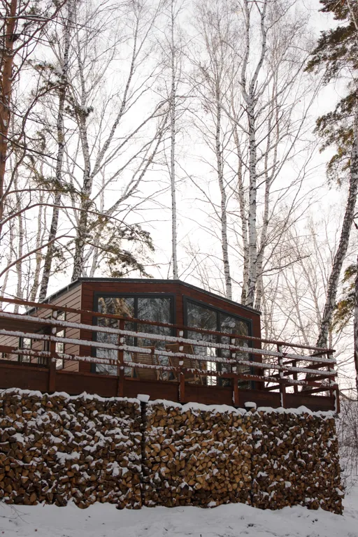 Уютный домик на берегу реки