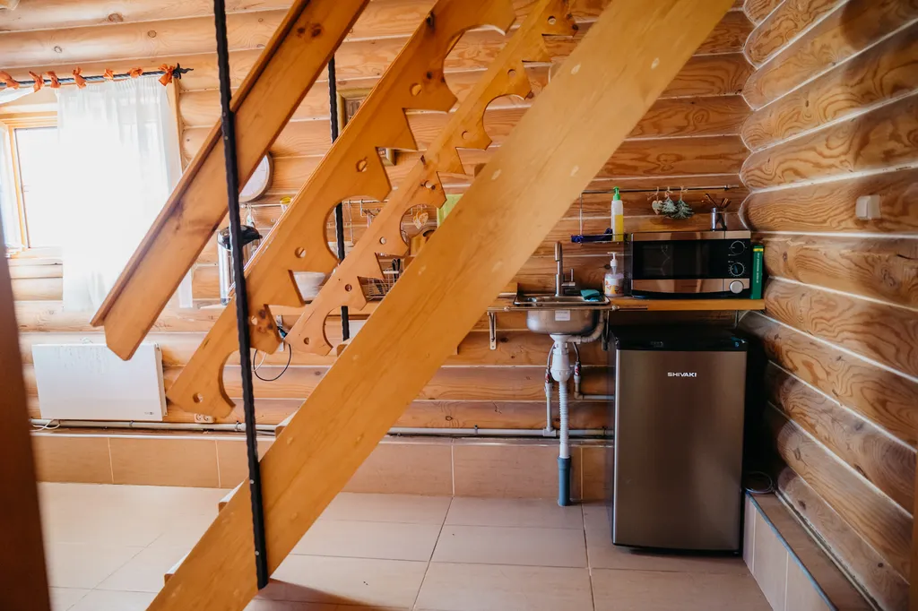 Уютный деревянный домик на берегу пруда с баней