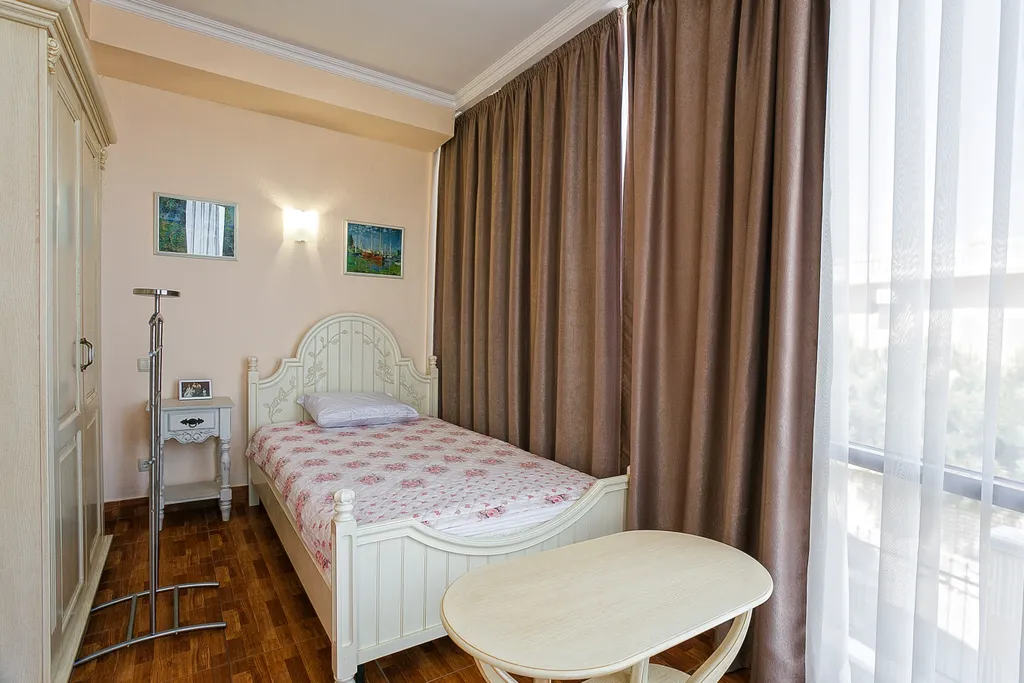 Просторная видовая двухкомнатная квартира на берегу моря в Ливадии