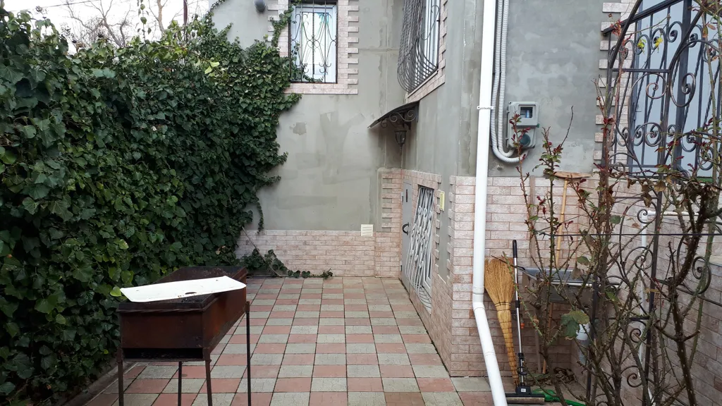 Отдельный дом с двором и беседкой, со всеми условиями