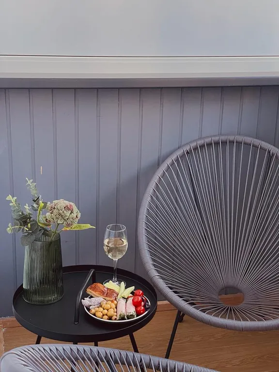 Современные апартаменты с джакузи у озера