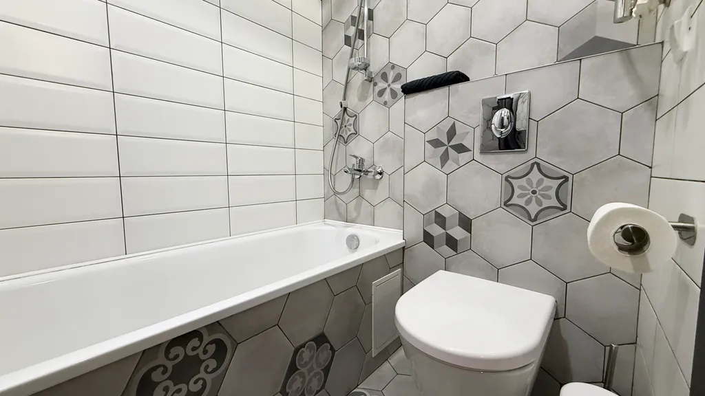 Просторная студия с большим окном в центре Красной Поляны