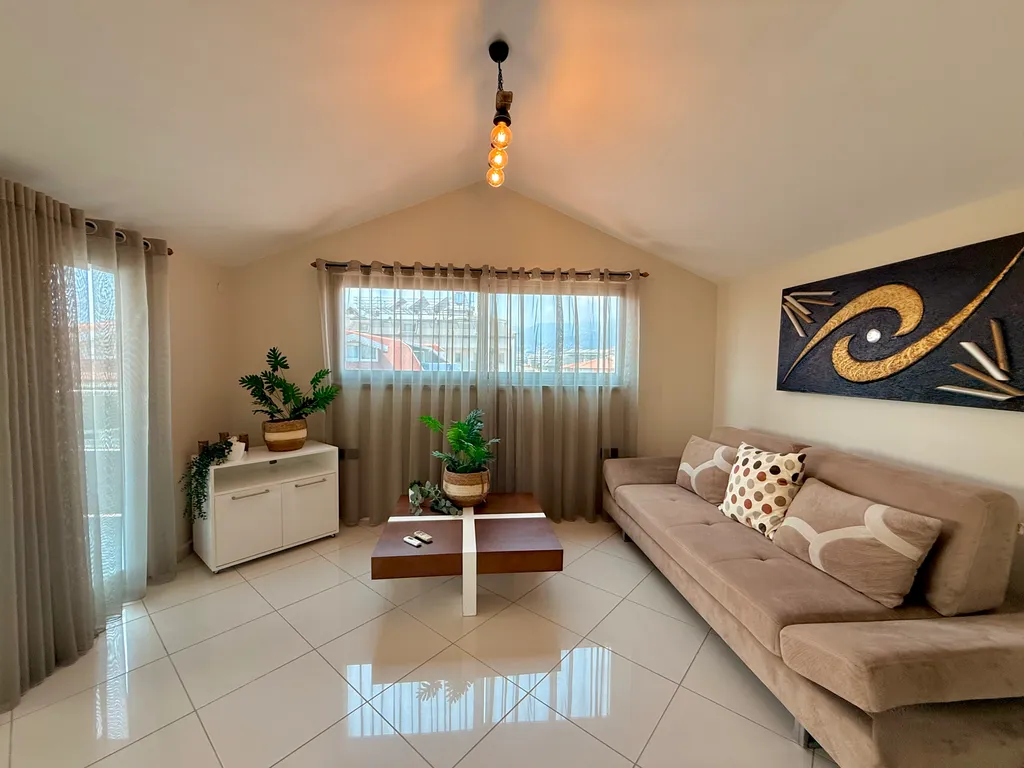 Двухуровневые апартаменты с видом на море и горы