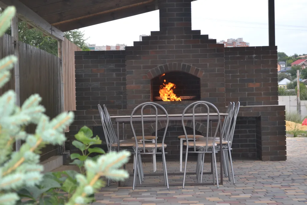 Уютный дом с зеленой лужайкой