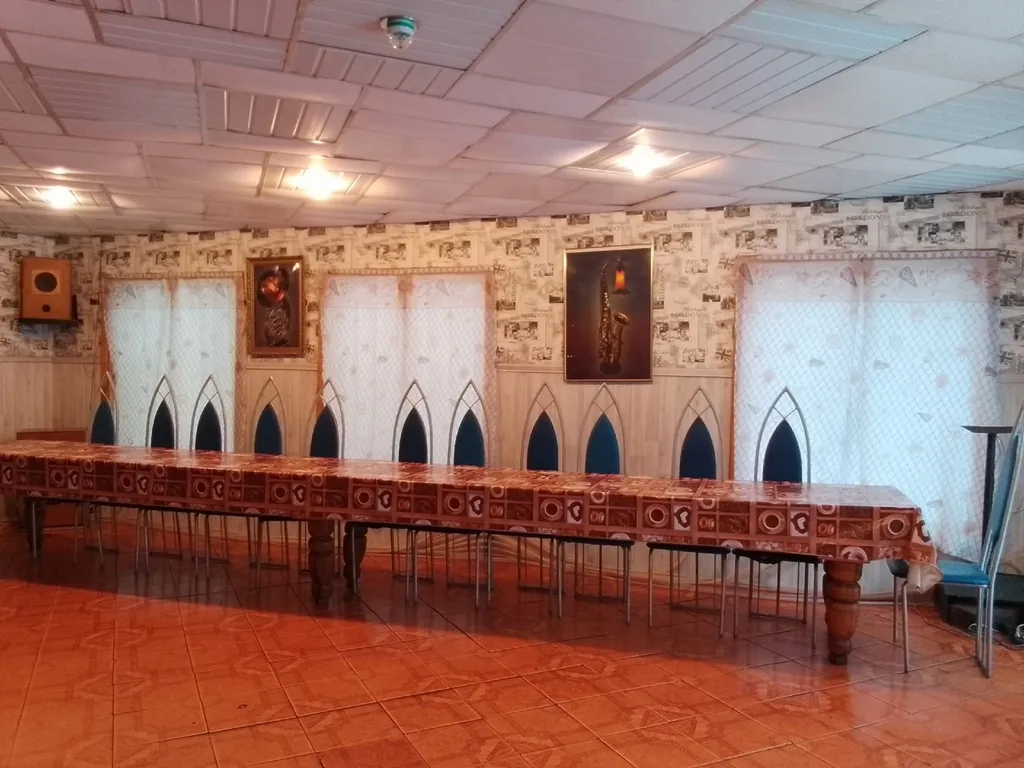 Коттедж на берегу пруда с бассейном