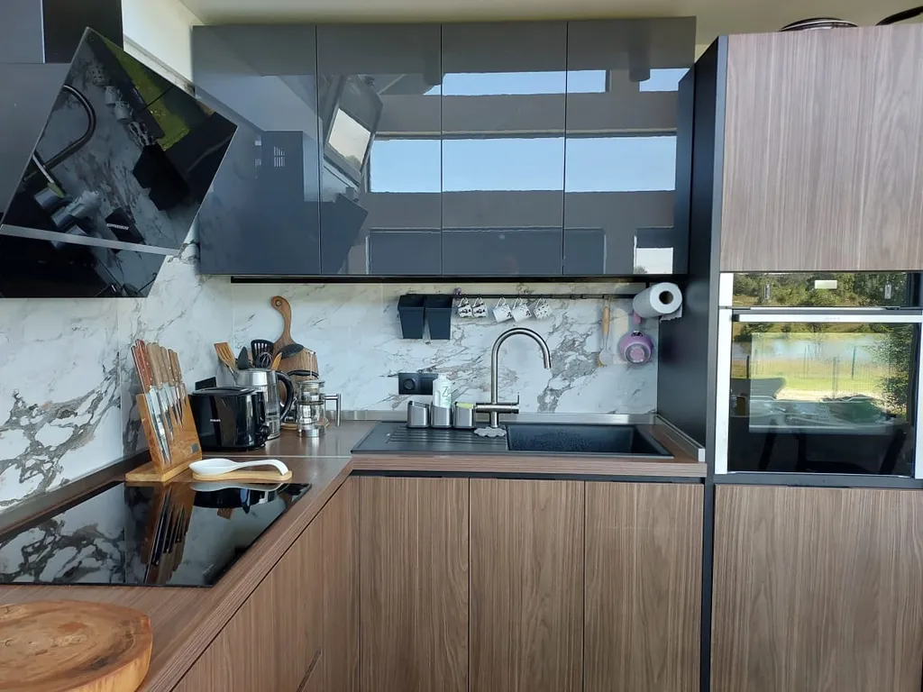 Светлый дом у озера c баней