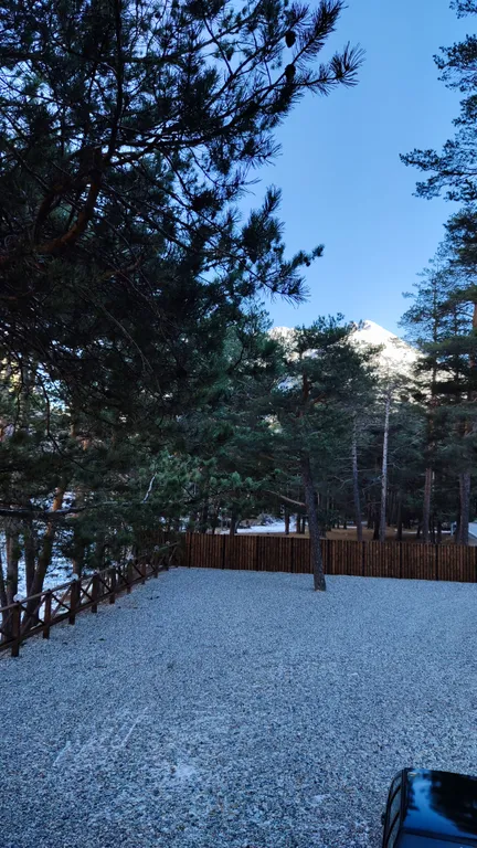 Горный домик с видом на горы и реку