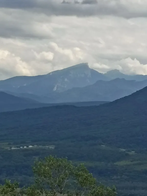 Дом у горной реки