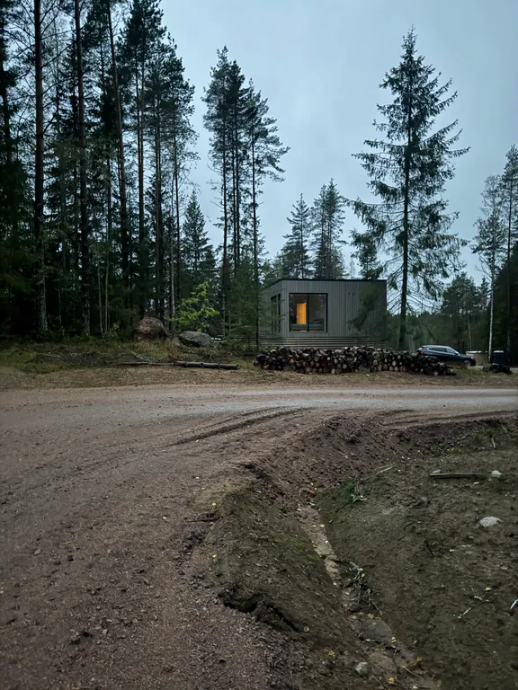 Дом в лесу рядом с озером