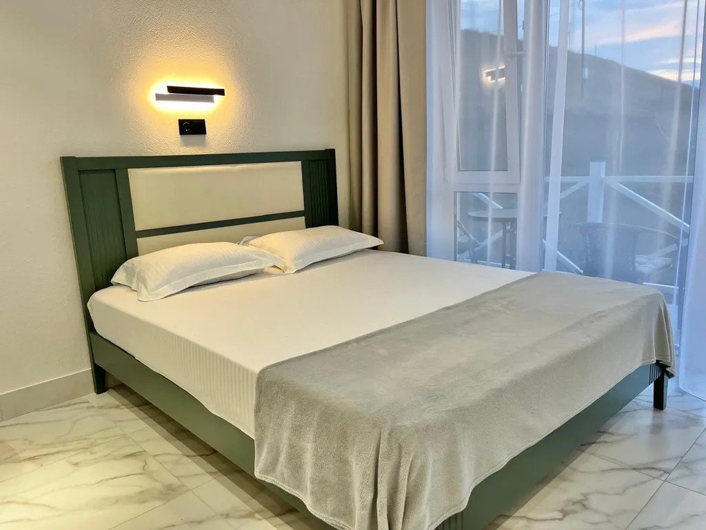 Студия с видом на горы и балконом