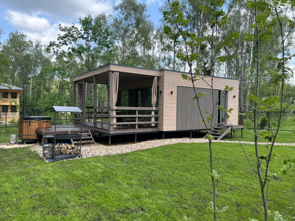 Загородный домик с камином и потрясающим видом на лес