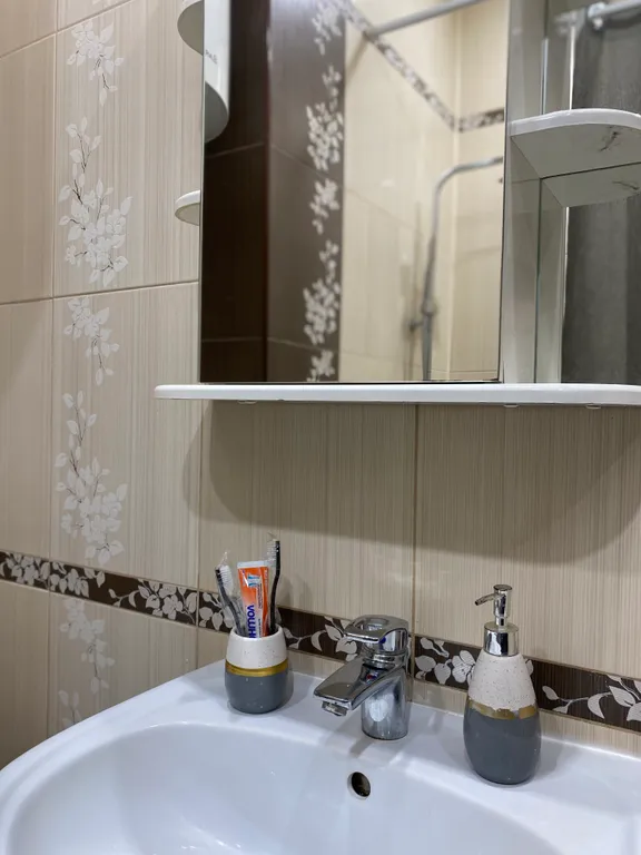 Уютная современная квартира с парящей кроватью с подсветкой