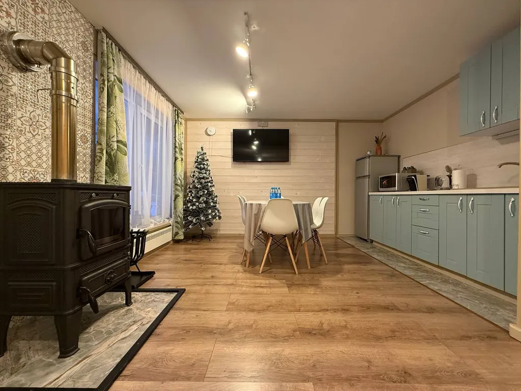 Коттедж с видом на пруд и парк