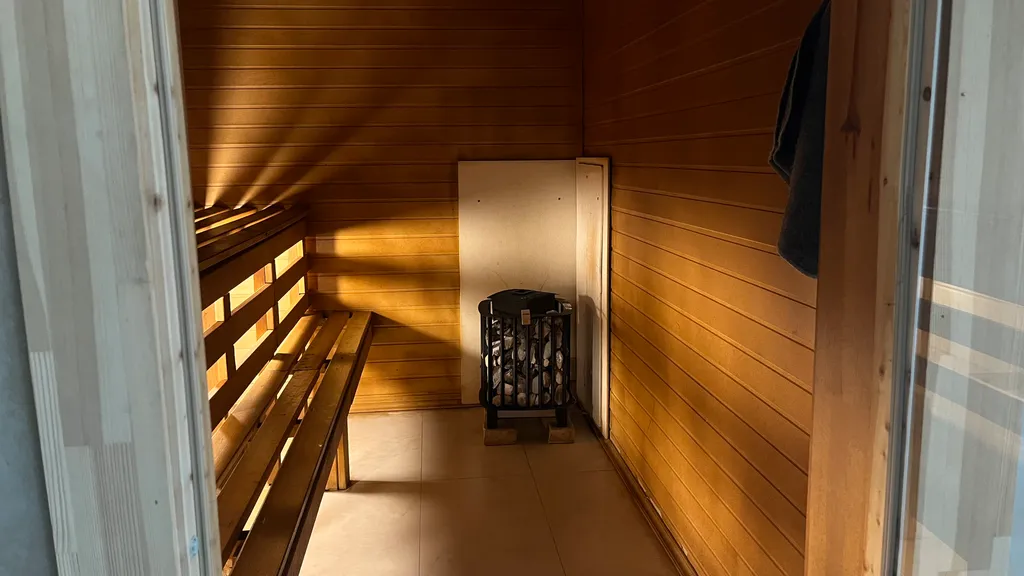 Дом с бассейном и сауной у пруда