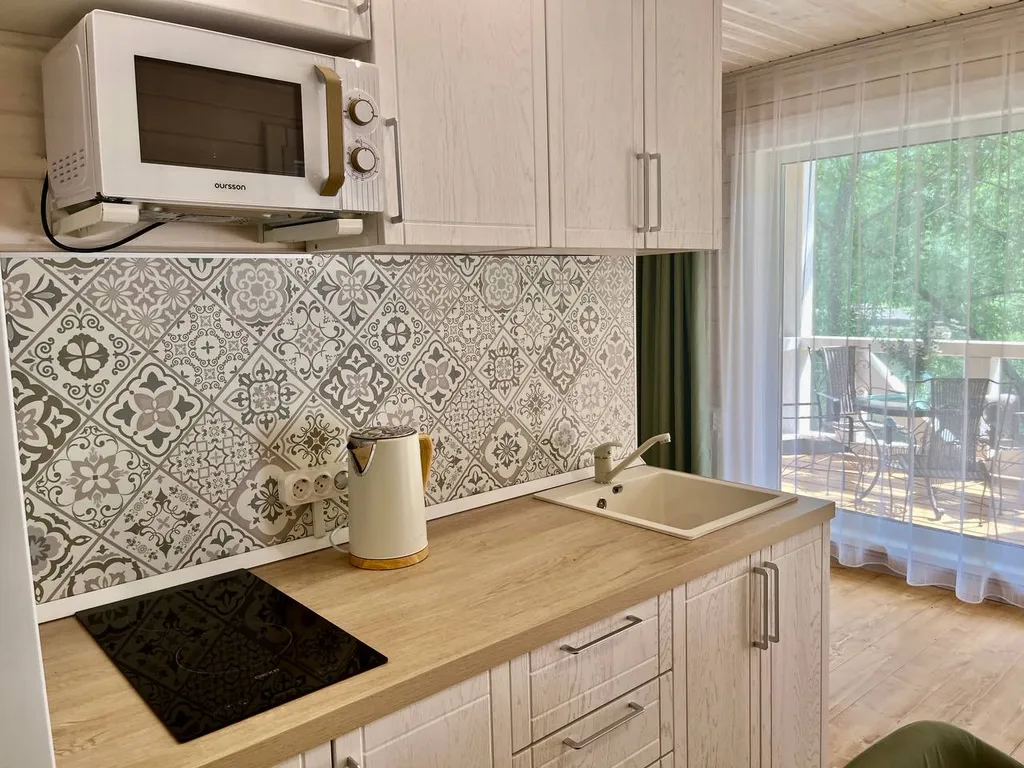 Просторный новый дом на берегу озера у родника