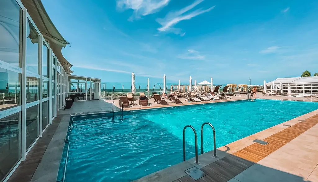 Дизайнерский апартамент с видом на море